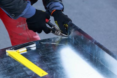 Güçlü endüstriyel elle işletilen makaslarla metal levhaların kesilmesi