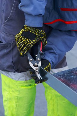 Güçlü endüstriyel elle işletilen makaslarla metal levhaların kesilmesi