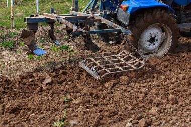 İlkbaharda toprağı sürme süreci