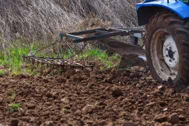 İlkbaharda toprağı sürme süreci