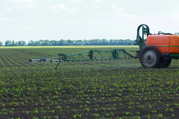 Traktor Taburi Ladang Jagung Musim Semi — Stok Foto