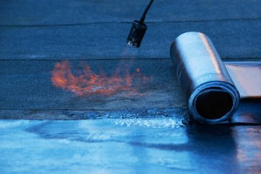 Gaz ocağıyla çatı malzemesi rulosu