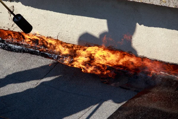 Çatı Malzemelerinin Arka Planında Ateş Olan Bir Gaz Yakıcı — Stok fotoğraf