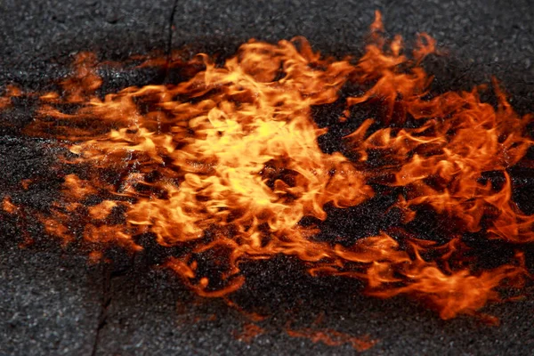 Çatı Malzemelerinin Arka Planında Yangın — Stok fotoğraf