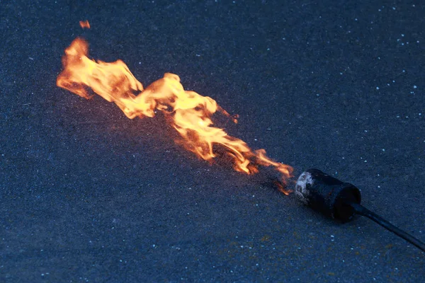 Çatı Malzemelerinin Arka Planında Ateş Olan Bir Gaz Yakıcı — Stok fotoğraf