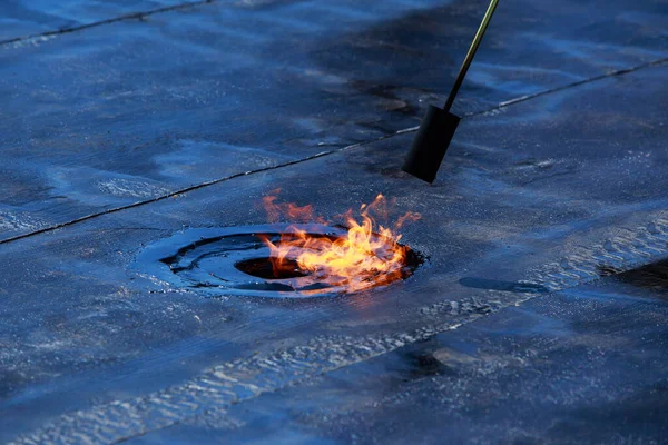 Çatı Malzemelerinin Arka Planında Ateş Olan Bir Gaz Yakıcı — Stok fotoğraf