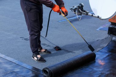 Gaz ocağıyla çatı malzemesi rulosu