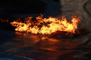 Yeni çatı döşemeden önce eski çatı malzemelerini yakmak