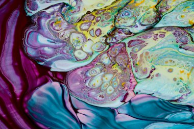 Mor ve sarı tonlarda akrilik boyanın soyut arkaplanı