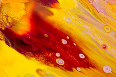 Kırmızı ve sarı tonlarda akrilik boyanın soyut arkaplanı