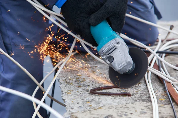 Worker Cuts Metal Using Angle Grinder — Stock Photo, Image