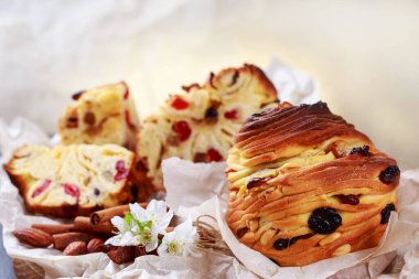 Kuru üzüm ve tarçın çubuklu büyük kafein.