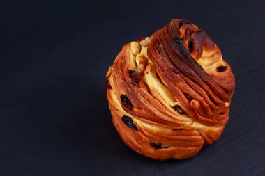 Gri arka planda kuru üzümlü büyük bir Kraffin.