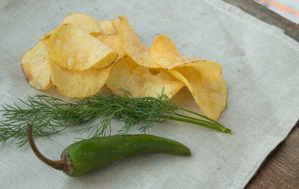 Pittige chips met peper en dille, plaats voor je tekst — Stockfoto