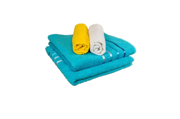 Biały, żółty i niebieski bawełniane ręczniki na białym tle — Zdjęcie stockowe