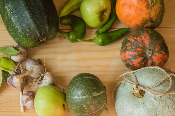 Ernte Oder Erntedank Hintergrund Mit Herbstlichen Früchten Und Kürbissen Auf — Stockfoto