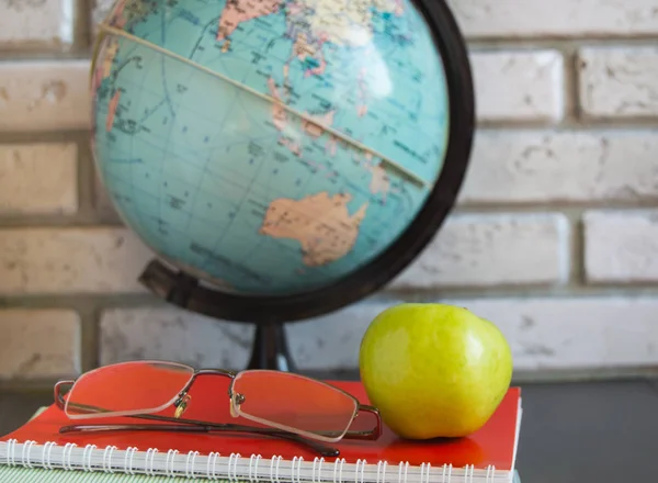 Día Mundial Los Docentes Escuela Bodegón Con Libros Globo Vasos —  Fotos de Stock