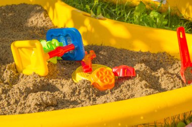 kum üzerinde renkli plastik oyuncaklar seti, yaz Güneşli gün çocuk kum havuzu