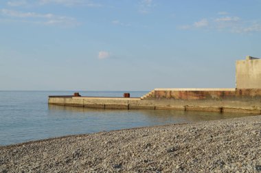 Sunrise denizin kıyısında sabahın erken saatlerinde iskele, sakin ol, sakin ol