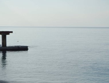 Sunrise denizin kıyısında sabahın erken saatlerinde iskele, sakin ol, sakin ol