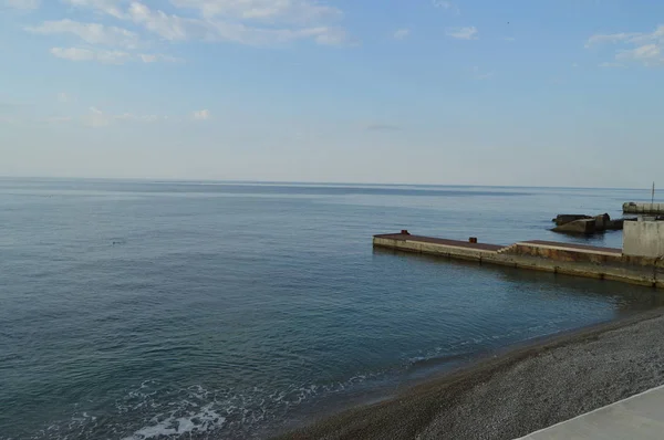 Soluppgång vid havet, piren på stranden tidigt på morgonen, lugn, slappna av — Stockfoto