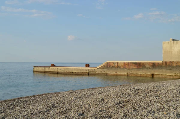Sunrise denizin kıyısında sabahın erken saatlerinde iskele, sakin ol, sakin ol