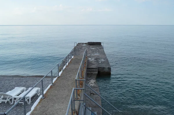 Boş şezlong erken sabah, sakin, gündoğumu deniz yoluyla