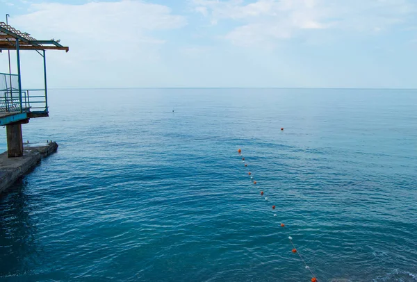 Bóias de separação no mar para uma natação segura na praia — Fotografia de Stock