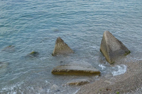 As ondas do mar batendo nas enormes pedras na costa — Fotografia de Stock