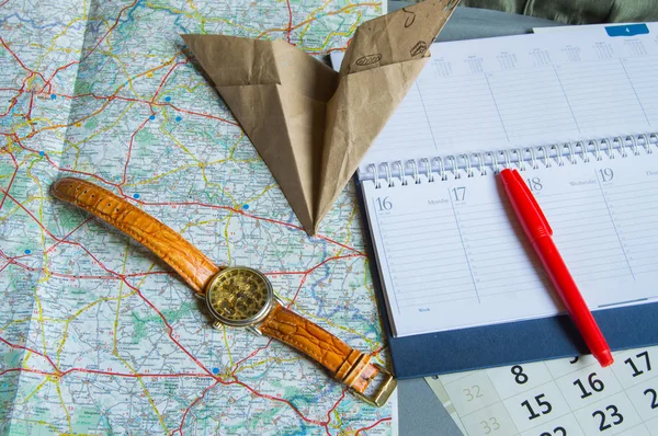 Agenda et calendrier avec horloge, avion en papier, carte, espace de copie de concept de voyage — Photo
