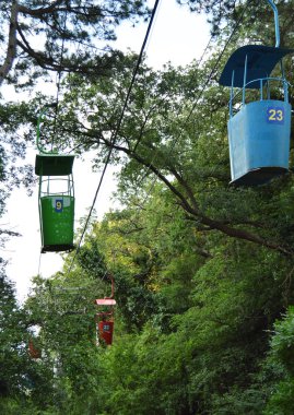 Teleferik karşı ağaçlar üzerinde küçük kabin