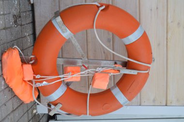 Sahilde, kurtarma sembolü, eski lifebuoy yardım