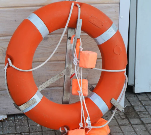 Sahilde, kurtarma sembolü, eski lifebuoy yardım