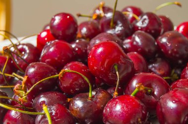 Bir tabakta üstten görünüm taze olgun kiraz