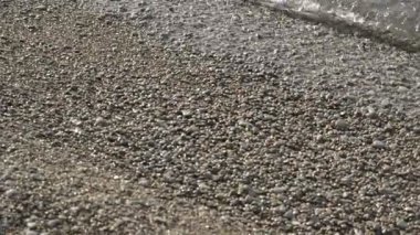 Sakin deniz, taş ve çakıl plaj, temiz su