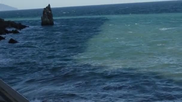 強力な海の波が岩や石、日没を打ってトップ ビュー — ストック動画