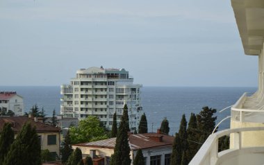 Deniz görünümü ve otel binaların balkon, sabah erken