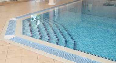 Lüks havuzu ile su aşağı merdiven