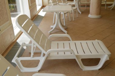 Beyaz plastik plaj sandalye içinde lüks Yüzme havuzudur