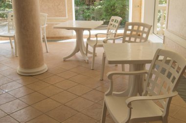 Grup beyaz plastik masa ve sandalyeler