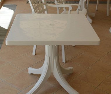 Beyaz plastik masa oda içinde duruyor