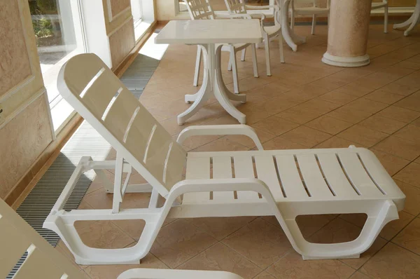 Beyaz plastik plaj sandalye içinde lüks Yüzme havuzudur