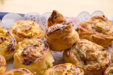 Taze sıcak tatlı ev kabartma Kağıt dantel peçete üzerinde rulo çörek