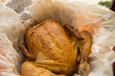 gevrek altın deri beyaz parşömen, üstten görünüm, yakın çekim ile kızarmış bütün tavuk