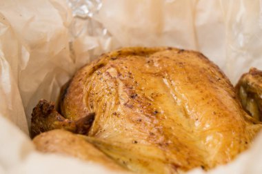 gevrek altın deri beyaz parşömen, üstten görünüm, yakın çekim ile kızarmış bütün tavuk