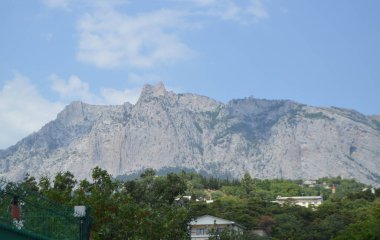 Ai-Petri dağ Crimea'da, dağın eteklerinde tatil köyü Miskhor görünümünü