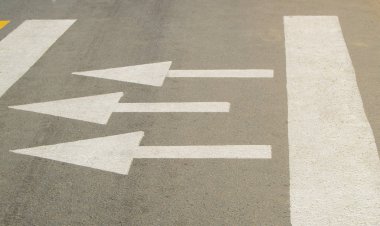 Asfalt yol ok işareti ile hareket yönü gösterir