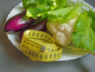 Diyet kavramı, sağlıklı beslenme, marul, karnabahar, patlıcan, teyp sebze ölçme