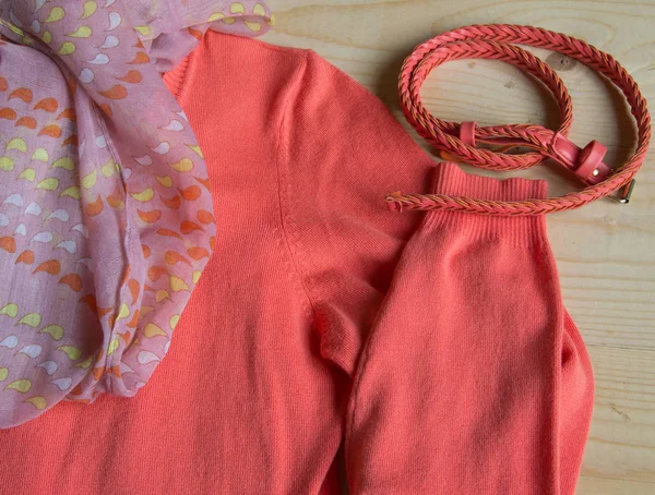 Jersey rosa de moda para mujer con cinturón sobre fondo de madera claro — Foto de Stock