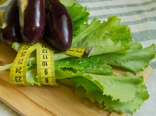 Das Konzept der Ernährung, gesunde Ernährung, Salat, Auberginen, Maßband — Stockfoto
